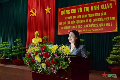 Phó chủ tịch nước Võ Thị Ánh Xuân thăm, làm việc tại Lữ đoàn Công binh 25 (Quân khu 9)